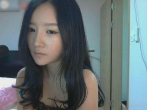 女主播不慎内衣脱落,女主播内衣脱落瞬间，网友热议